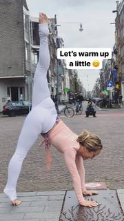 Kino MacGregor feet photo thumbnail