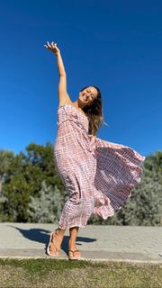Kino MacGregor feet photo thumbnail