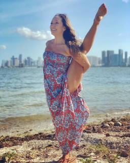 Kino MacGregor feet photo thumbnail