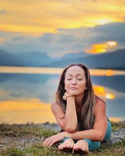 Kino MacGregor feet photo thumbnail