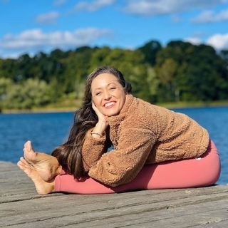 Kino MacGregor feet photo thumbnail