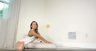 Kino MacGregor feet photo thumbnail