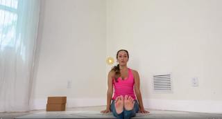 Kino MacGregor feet photo thumbnail