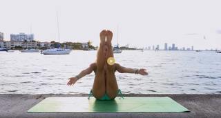 Kino MacGregor feet photo thumbnail