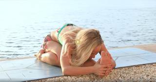 Kino MacGregor feet photo thumbnail
