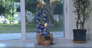 Kino MacGregor feet photo thumbnail