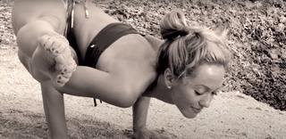 Kino MacGregor feet photo thumbnail
