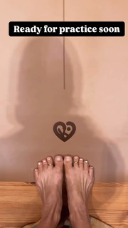 Kino MacGregor feet photo thumbnail