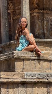 Kino MacGregor feet photo thumbnail