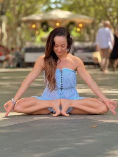 Kino MacGregor feet photo thumbnail