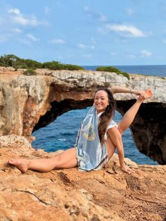 Kino MacGregor feet photo thumbnail