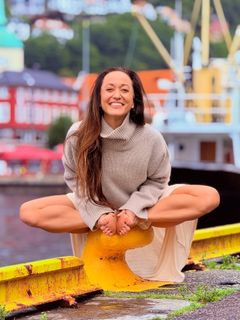 Kino MacGregor feet photo thumbnail