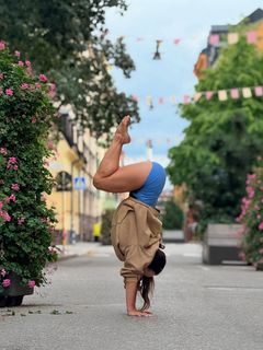 Kino MacGregor feet photo thumbnail