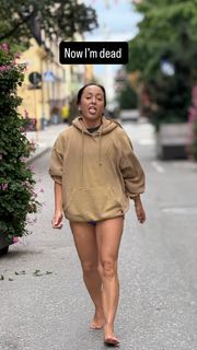 Kino MacGregor feet photo thumbnail