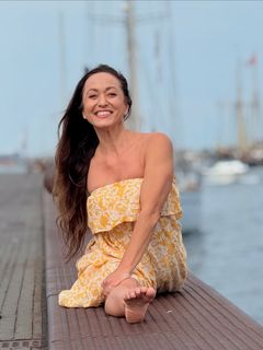 Kino MacGregor feet photo thumbnail