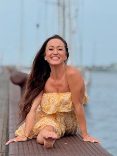 Kino MacGregor feet photo thumbnail