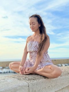 Kino MacGregor feet photo thumbnail