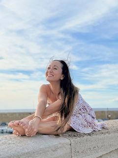 Kino MacGregor feet photo thumbnail