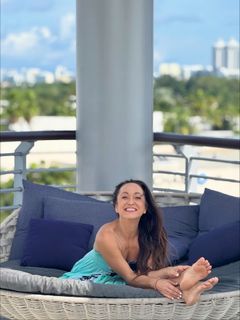 Kino MacGregor feet photo thumbnail