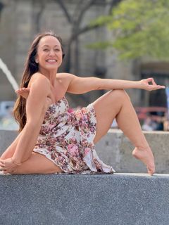 Kino MacGregor feet photo 2