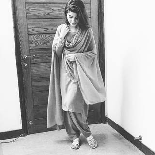 Kinza Hashmi feet photo thumbnail