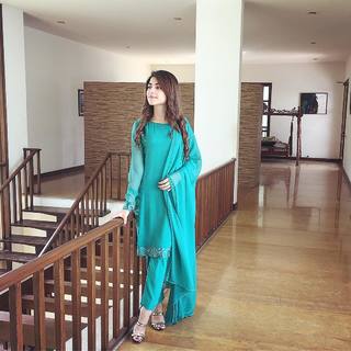 Kinza Hashmi feet photo thumbnail