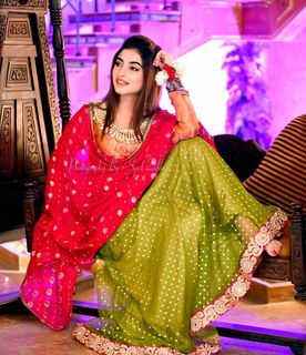 Kinza Hashmi feet photo thumbnail