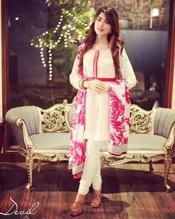 Kinza Hashmi feet photo thumbnail