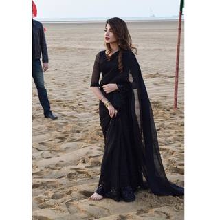 Kinza Hashmi feet photo thumbnail