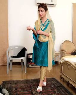 Kinza Hashmi feet photo thumbnail