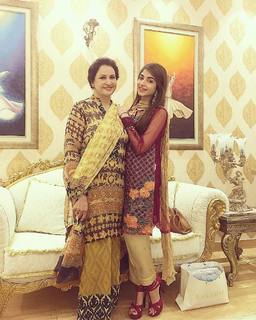 Kinza Hashmi feet photo thumbnail