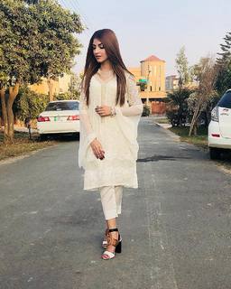 Kinza Hashmi feet photo thumbnail