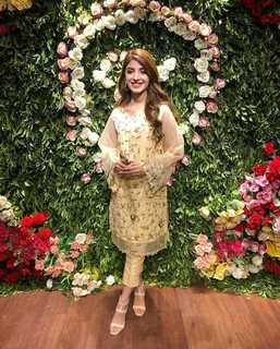 Kinza Hashmi feet photo thumbnail