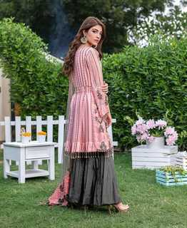 Kinza Hashmi feet photo thumbnail