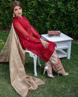 Kinza Hashmi feet photo thumbnail