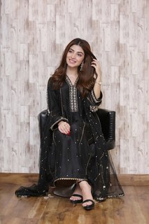 Kinza Hashmi feet photo thumbnail