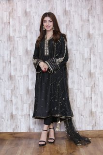 Kinza Hashmi feet photo thumbnail