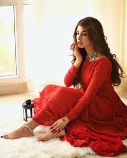 Kinza Hashmi feet photo thumbnail