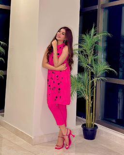 Kinza Hashmi feet photo thumbnail