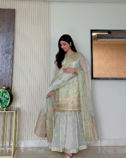 Kinza Hashmi feet photo thumbnail