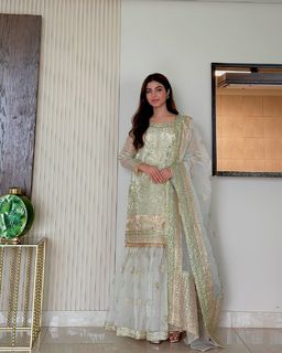 Kinza Hashmi feet photo thumbnail