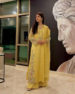 Kinza Hashmi feet photo thumbnail