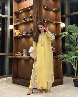 Kinza Hashmi feet photo thumbnail