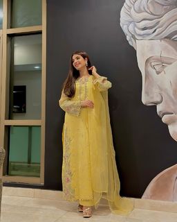 Kinza Hashmi feet photo thumbnail