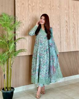 Kinza Hashmi feet photo thumbnail