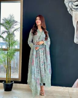 Kinza Hashmi feet photo thumbnail