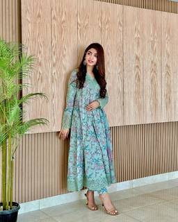 Kinza Hashmi feet photo thumbnail