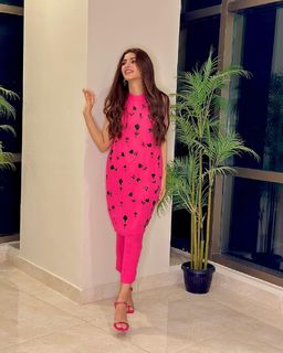 Kinza Hashmi feet photo thumbnail