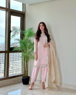 Kinza Hashmi feet photo thumbnail