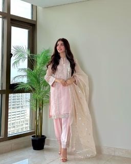 Kinza Hashmi feet photo thumbnail